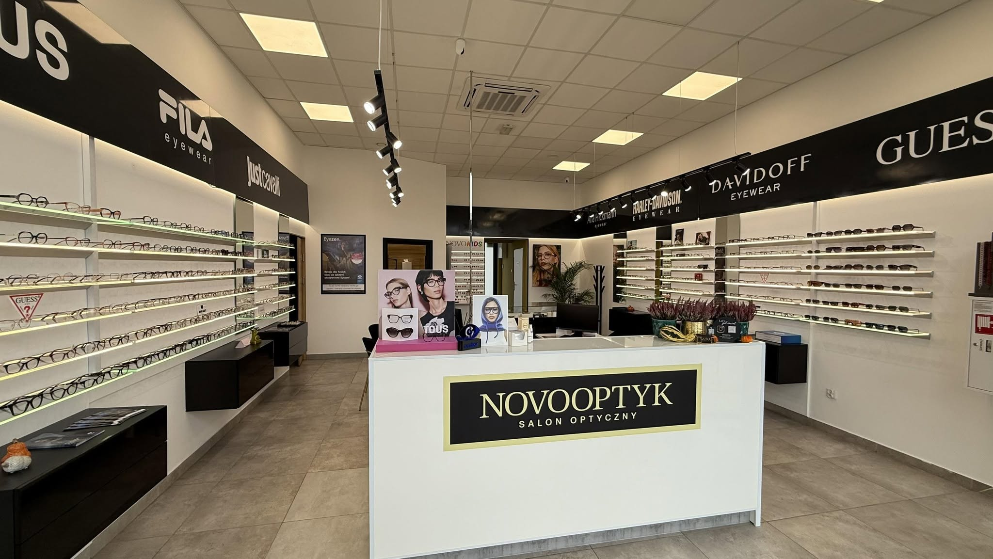 Wnętrze salonu optycznego Novo Optyk